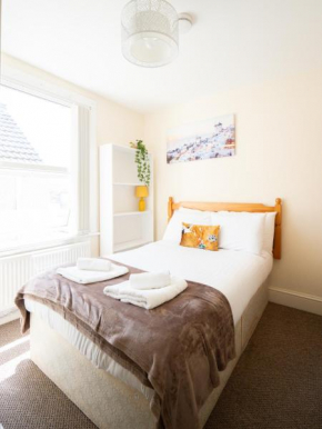 4 bed rooms 5 double beds holidays house near train station